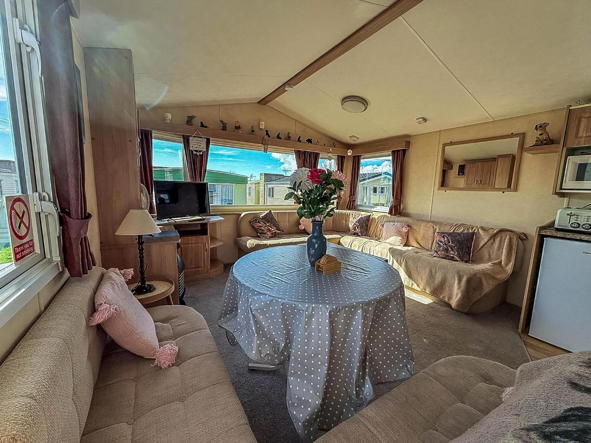 Lovely 6 Berth Caravan At Naze Marine Holiday Park In Essex Ref 17003C Walton-on-the-Naze Exterior foto